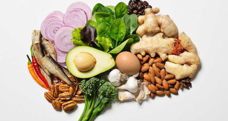 A colorful plate of vibrant foods promoting brain health